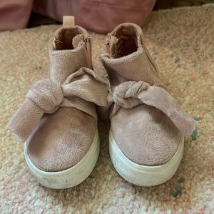 Girls pink bow sneakers